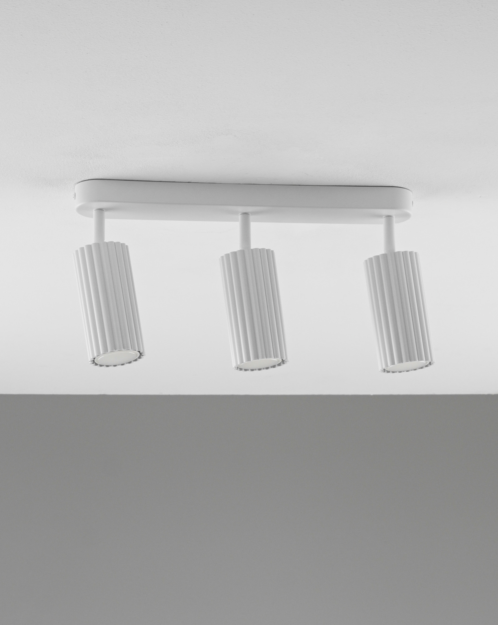 Спот Moderli V11776-3C Cora