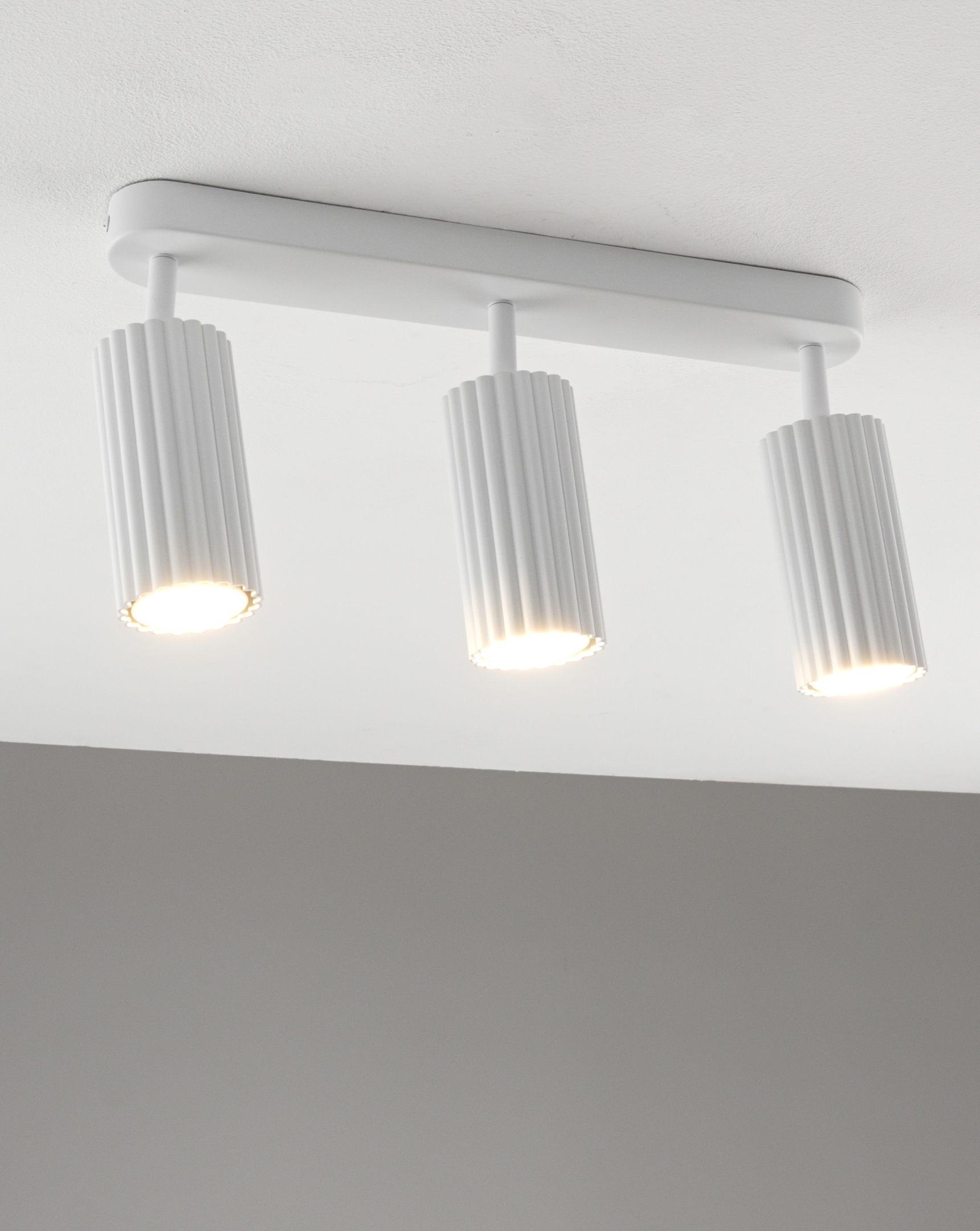 Спот Moderli V11776-3C Cora