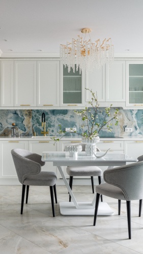 https://media.maytoni.ru/high/Projects/v-sianii-tiffany-svetlyj-inter-er-v-ufe/photos/2J8A2752-HDR-1.jpg