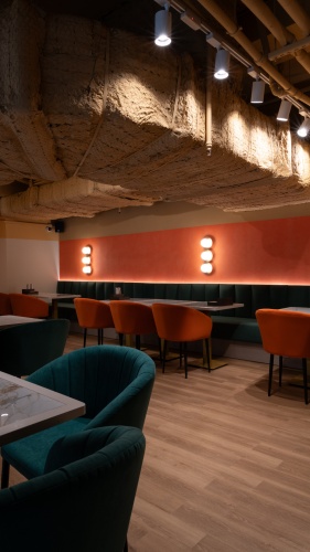 https://media.maytoni.ru/high/Projects/derevenskaa-francia-v-sovremennom-proctenii-uutnoe-kafe/photos/DSC_7954-HDR.jpg