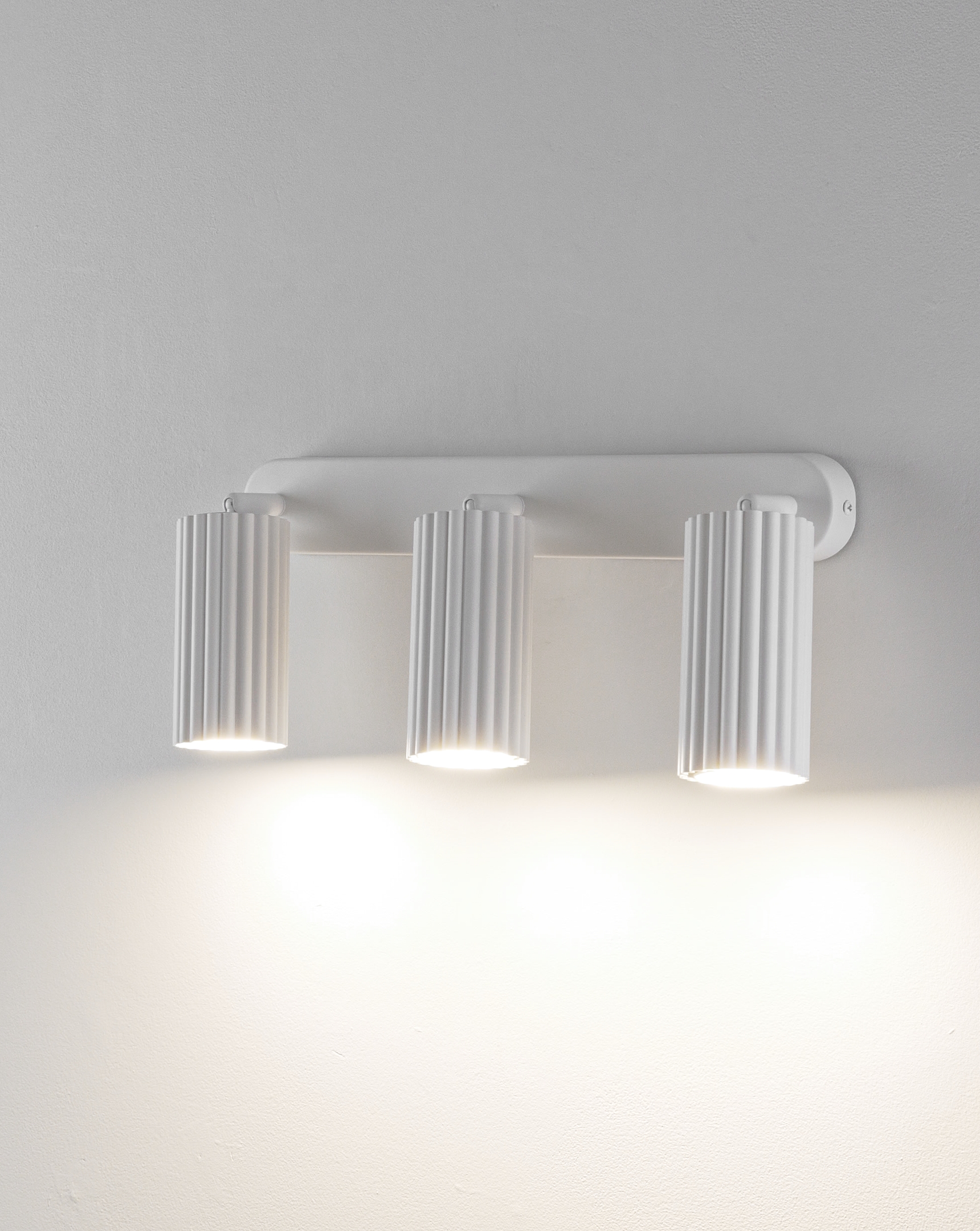 Спот Moderli V11776-3C Cora