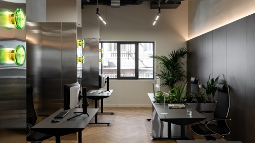 https://media.maytoni.ru/high/Projects/it-ofis-v-erevane/photos/077.jpg