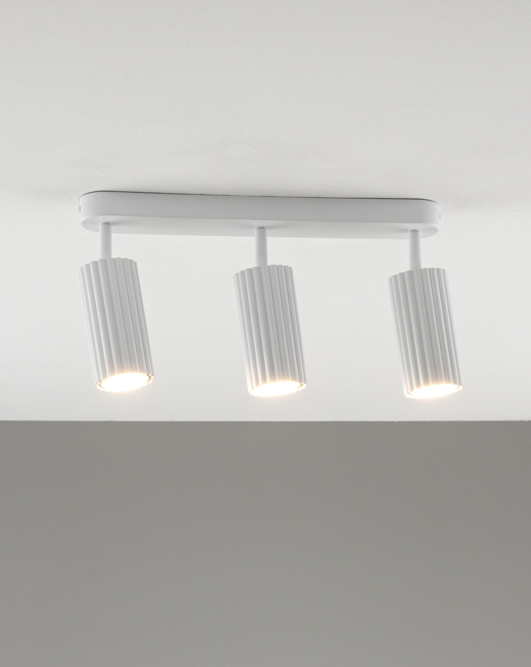 Спот Moderli V11776-3C Cora